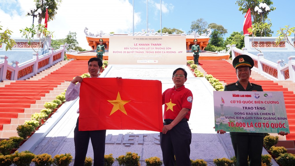 Nhà báo Tô Đình Tuân - Tổng Biên tập Báo Người Lao Động trao 10 nghìn lá cờ Tổ quốc cho tỉnh Quảng Bình