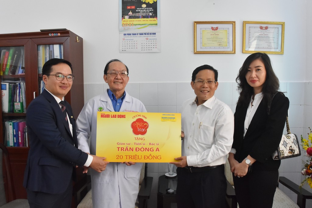Nhà báo Tô Đình Tuân cùng ông Võ Hoàng Hải, Phó Tổng Giám đốc Ngân hàng Nam Á, tặng phần quà của Mai Vàng tri ân đến GS-BS Trần Đông A