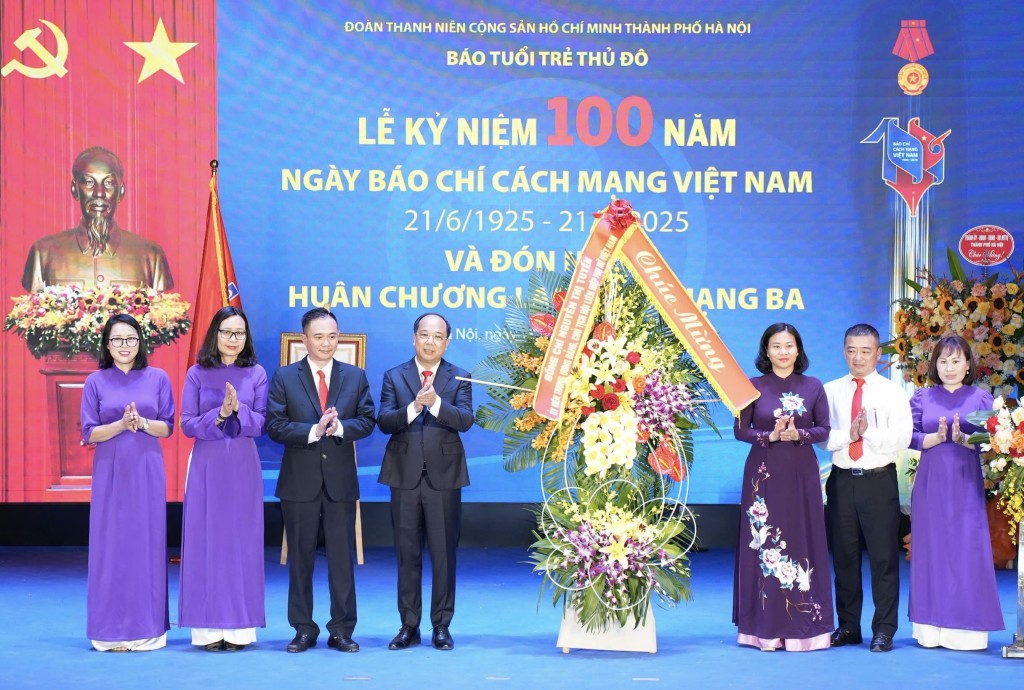 Đồng chí Nguyễn Thị Tuyến, Ủy viên Trung ương Đảng, Chủ tịch Hội Liên hiệp Phụ nữ Việt Nam lên tặng hoa, chúc mừng Báo Tuổi trẻ Thủ đô