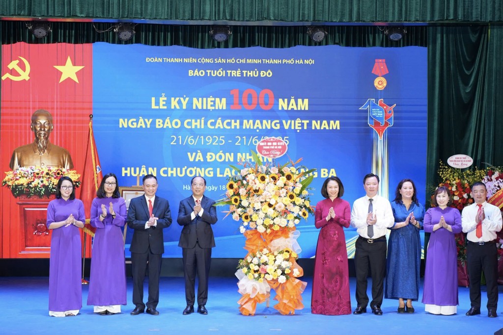 Đồng chí Hoàng Trung Dũng, Ủy viên Trung ương Đảng, TBT Tạp chí Cộng sản tặng hoa chúc mừng báo Tuổi trẻ Thủ đô