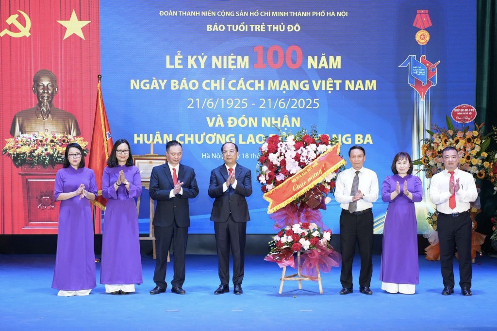 Đồng chí Lưu Đình Phúc, Cục trưởng Cục Báo chí, Bộ Văn hóa, Thể thao và Du lịch tặng hoa chúc mừng Báo Tuổi trẻ Thủ đô