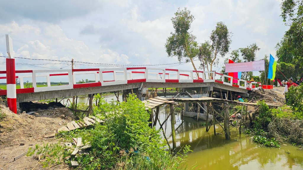 Người dân phấn khởi bởi cầu kênh Nội Đồng được xây mới