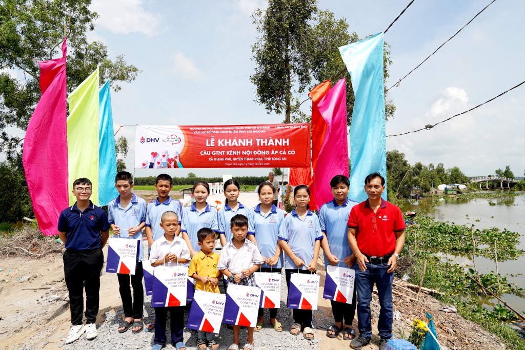 Đại diện đơn vị tài trợ trao quà cho các em học sinh