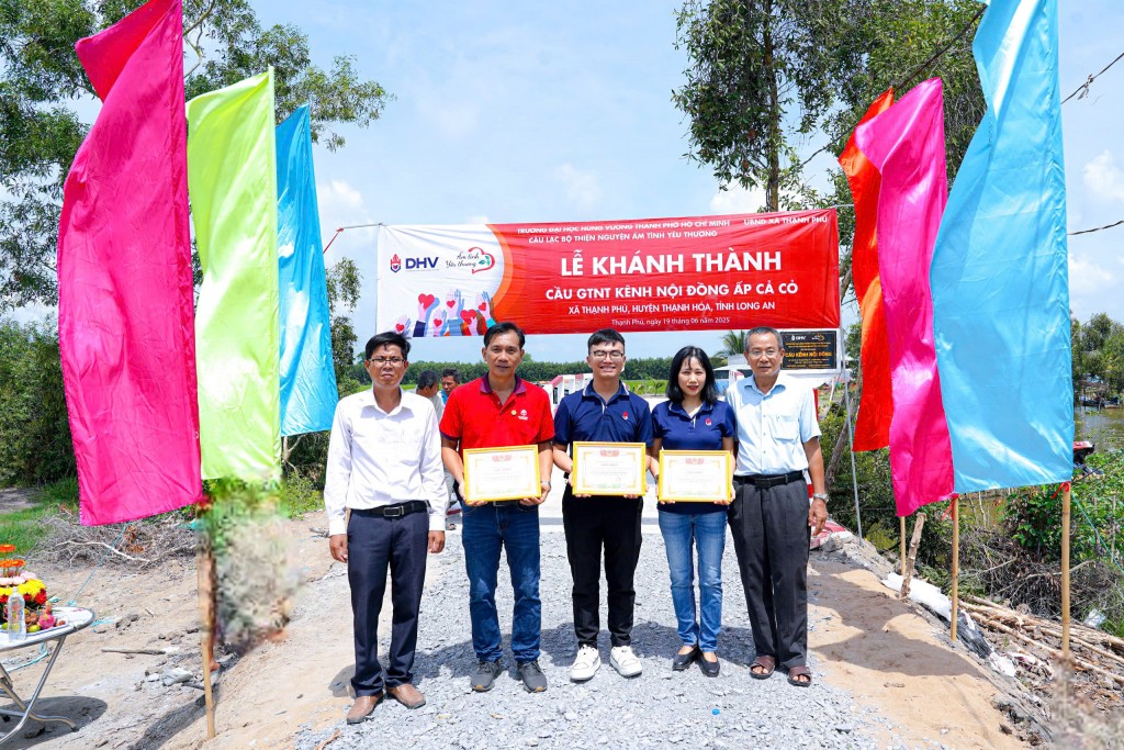 Đại diện Công ty Cổ phần Đầu tư SCC (SCCI) (thứ 2 từ trái sang) nhận Giấy khen của UBND xã vì đã có thành tích đóng góp kinh phí trong xây dựng giao thông nông thôn trên địa bàn xã