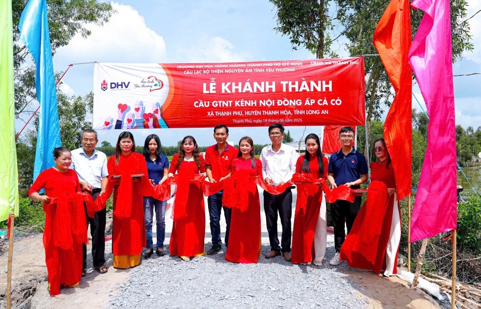 Người dân phấn khởi bởi cầu kênh Nội Đồng được xây mới