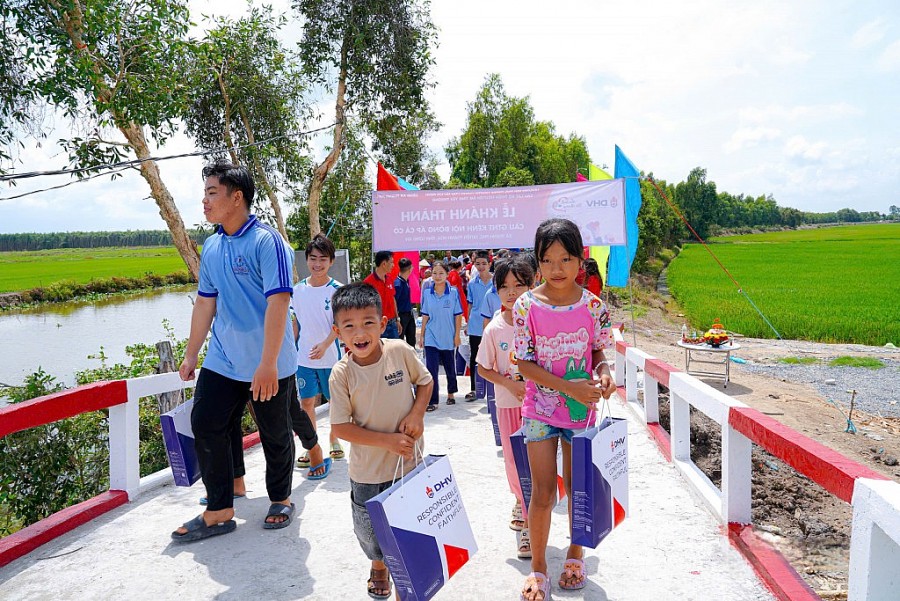 Những bước chân của các em nhỏ trên cầu Kênh Nội Đồng mới