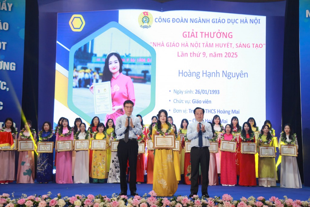 Nhà giáo Hoàng Hạnh Nguyên - Trường THCS Hoàng Mai được vinh danh giải thưởng Nhà giáo tâm huyết, sáng tạo lần thứ 9
