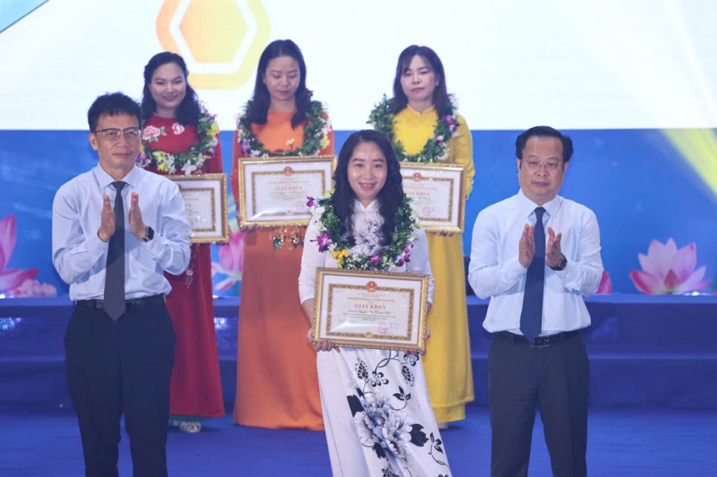 Dịp này, 153 nhà giáo được vinh danh giải thưởng Nhà giáo Hà Nội tâm huyết, sáng tạo lần thứ 9