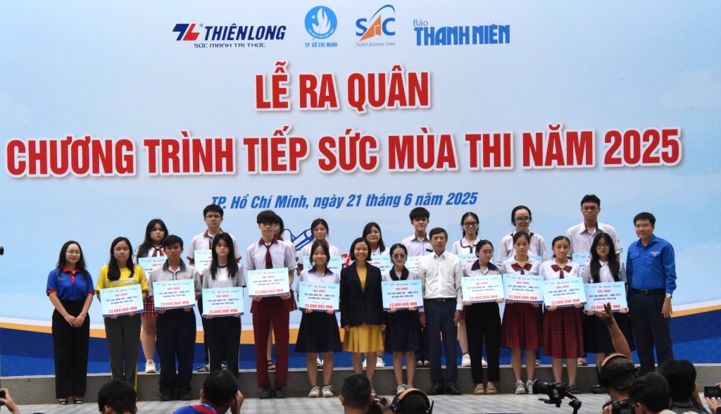 Hàng nghìn sinh viên TP Hồ Chí Minh ra quân tiếp sức mùa thi