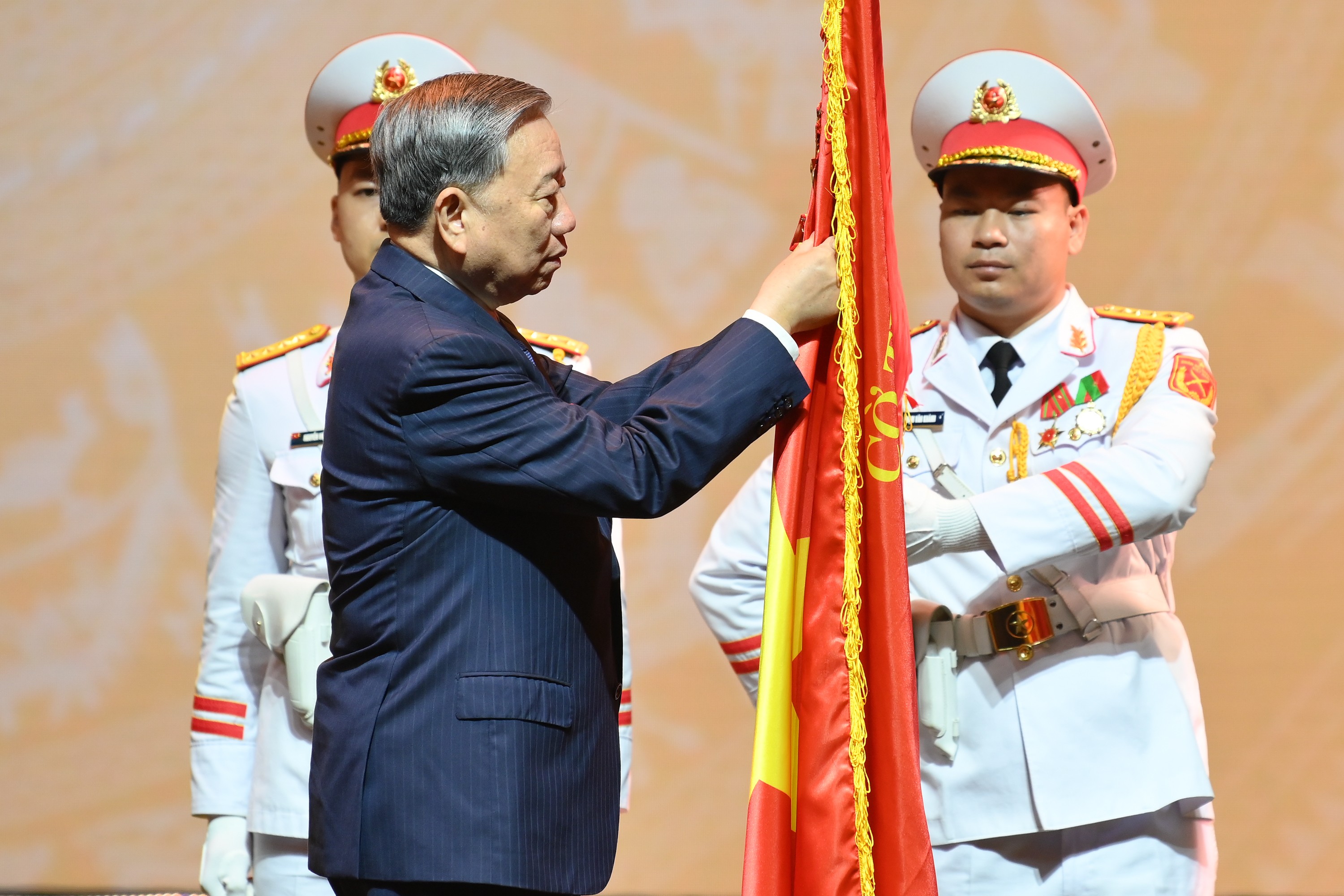 Tổng Bí thư Tô Lâm gắn Huân chương Hồ Chí Minh lên lá cờ truyền thống của Báo chí cách mạng Việt Nam