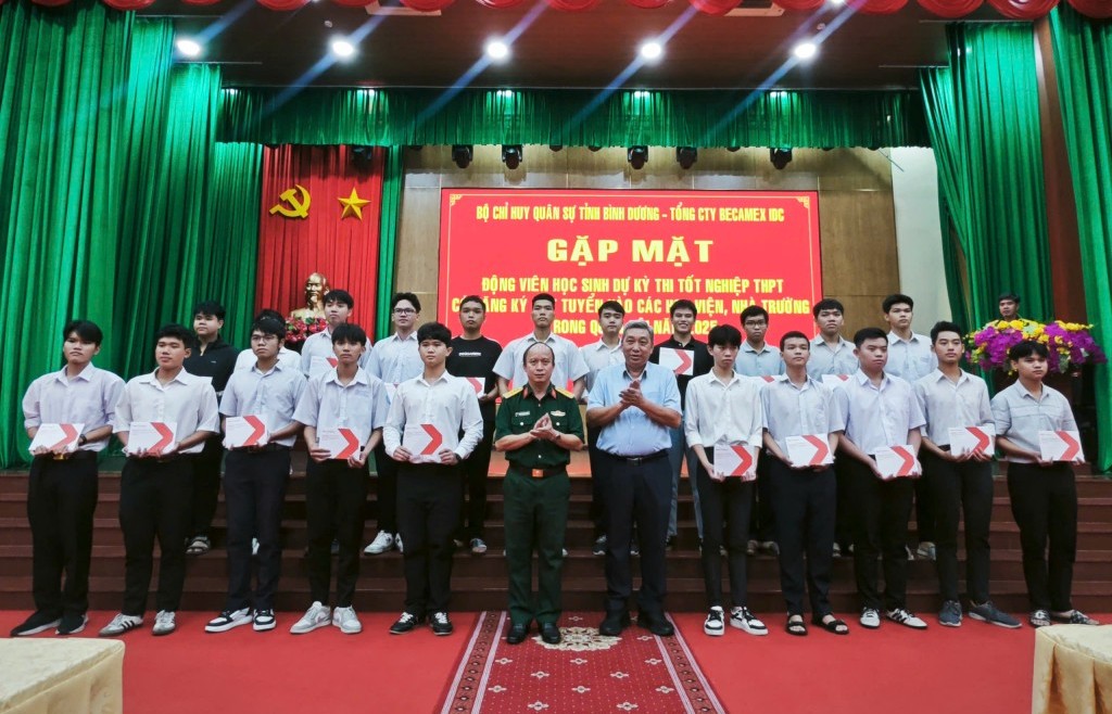 Bình Dương tiếp lửa sĩ tử thi vào các trường quân đội