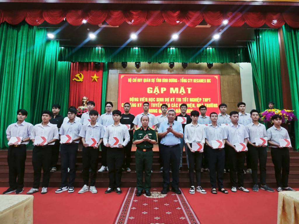 Bình Dương tiếp lửa sĩ tử thi vào các trường Quân đội