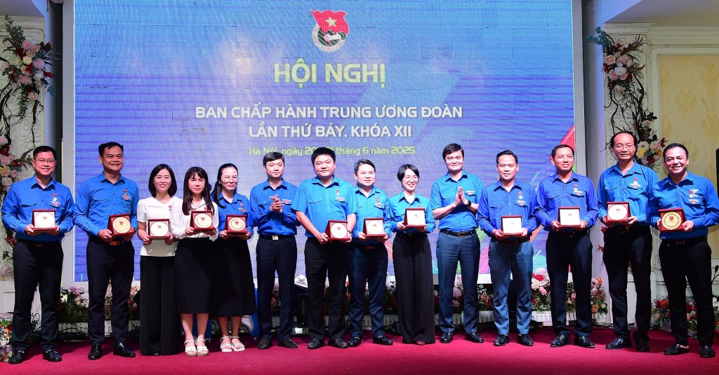 Các ủy viên Ban Chấp hành Trung ương Đoàn nhận kỷ niệm chương Vì thế hệ trẻ 