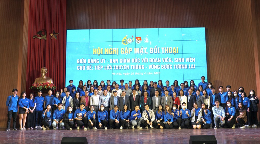 Đảng uỷ - Ban Giám đốc Học viện gặp mặt, đối thoại với đoàn viên, sinh viên với chủ đề “Tiếp lửa truyền thống - Vững bước tương lai”