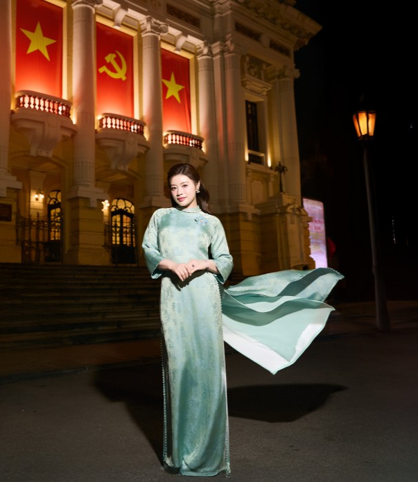 Sao mai Nguyễn Thu Hằng nền nã, xinh đẹp hội ngộ dàn nghệ sĩ hát mừng các nhà báo