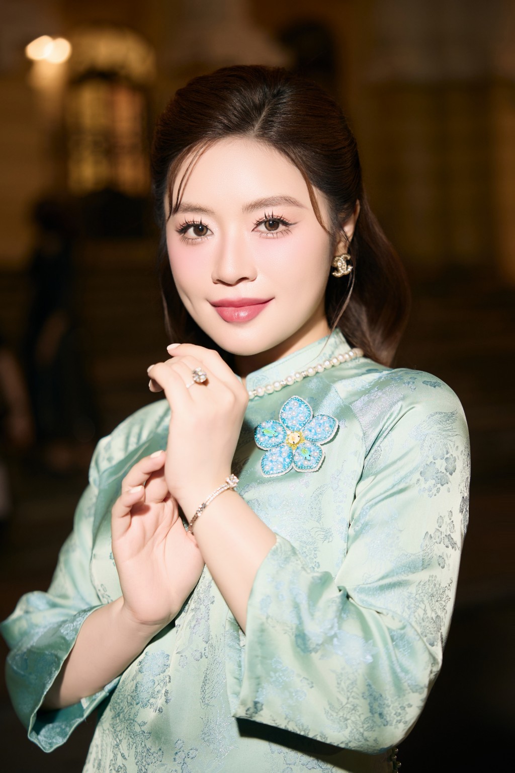 Sao mai Nguyễn Thu Hằng duyên dáng hát mừng các nhà báo