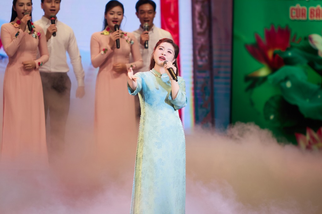 Sao mai Nguyễn Thu Hằng duyên dáng hát mừng các nhà báo