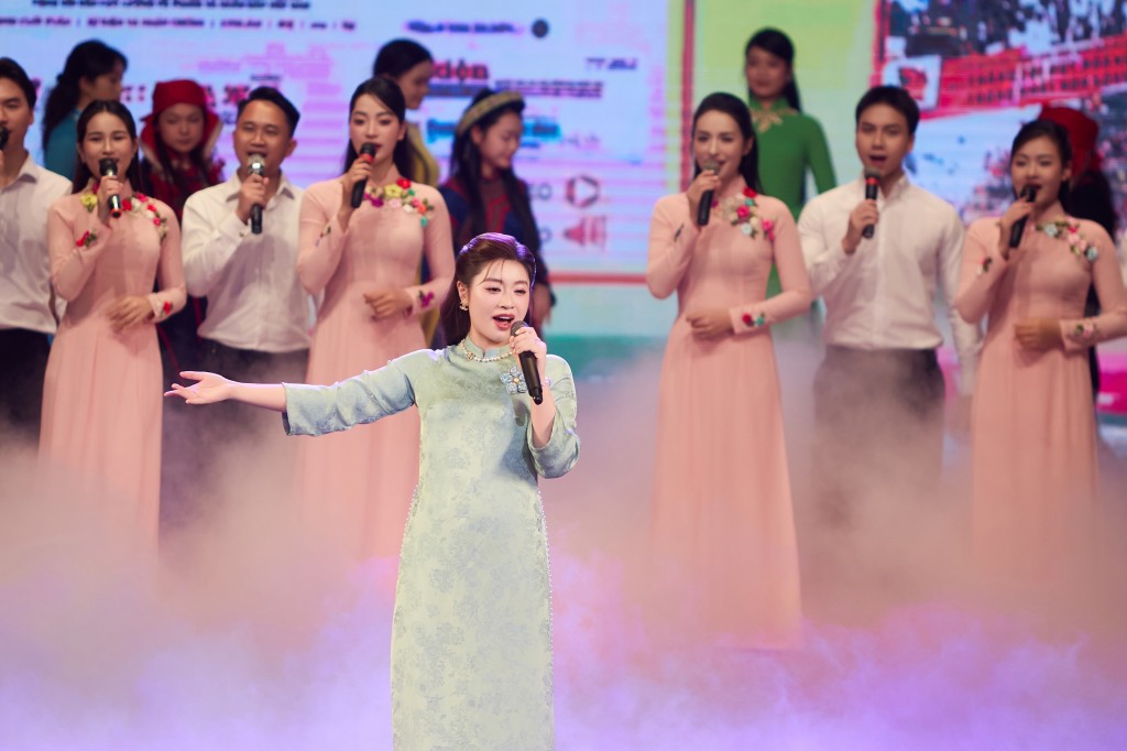 Sao mai Nguyễn Thu Hằng duyên dáng hát mừng các nhà báo