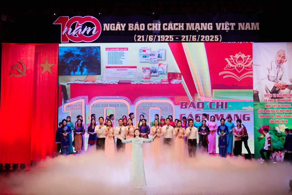 Sao mai Nguyễn Thu Hằng duyên dáng hát mừng các nhà báo
