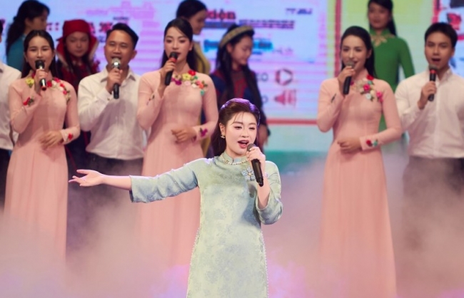 Sao mai Nguyễn Thu Hằng duyên dáng hát mừng các nhà báo