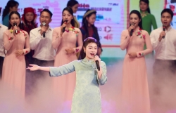 Sao mai Nguyễn Thu Hằng duyên dáng hát mừng các nhà báo