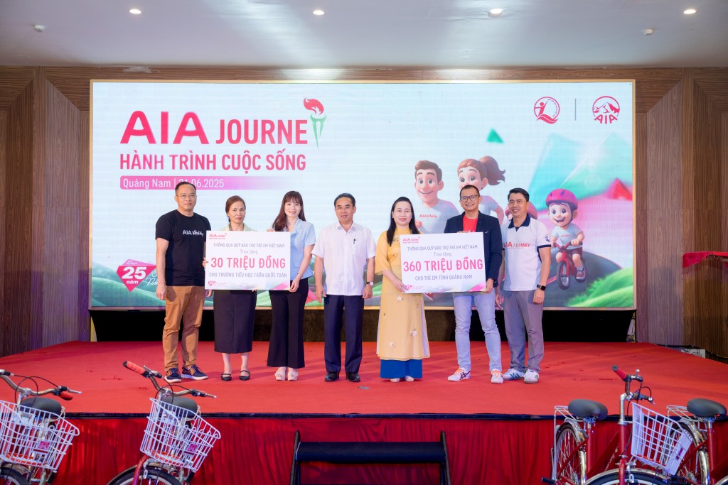 Quỹ Bảo trợ trẻ em Việt Nam và đại diện nhà tài trợ trao tặng các phần quà tới trẻ em tỉnh Quảng Nam