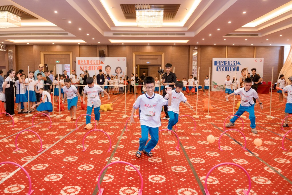 Các em nhỏ hào hứng tham gia hoạt động trải nghiệm tại chương trình