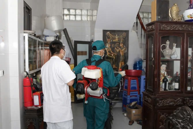 Lực lượng chức năng và người dân tham gia diệt bọ gậy phòng chống sốt xuất huyết. Ản