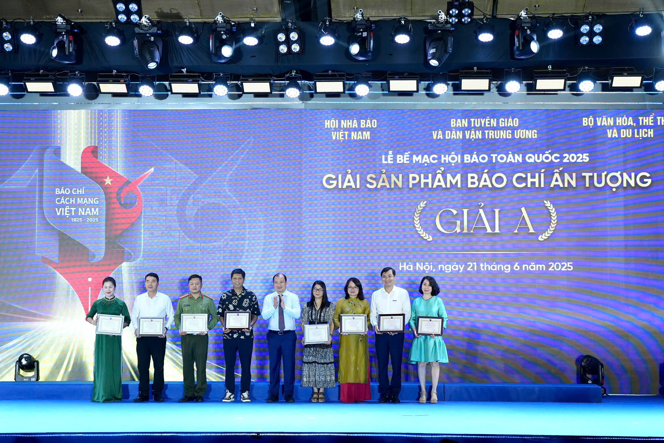 Thứ trưởng Thường trực Bộ Văn hoá, Thể thao và Du lịch trao giải A cho các đơn vị tại các hạng mục trong khuôn khổ Hội Báo toàn quốc năm 2025