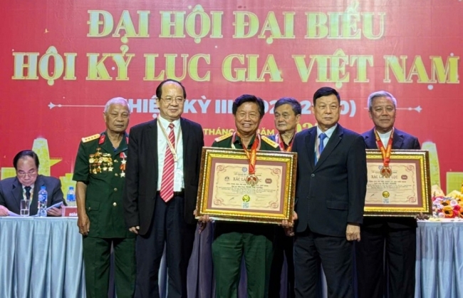 Nhà báo đạt kỷ lục Việt Nam với câu đối về liệt sĩ