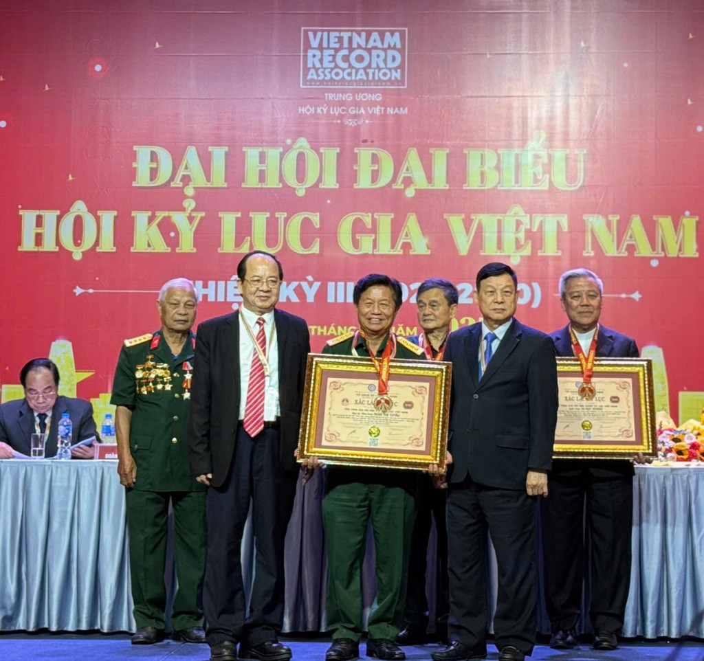 Nhà báo đạt kỷ lục Việt Nam với câu đối về liệt sĩ