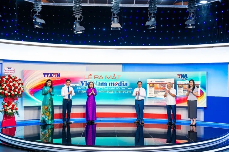 Các đại biểu thực hiện nghi thức ra mắt chuyên trang thông tin đa phương tiện - Ảnh: Thông tấn xã Việt Nam