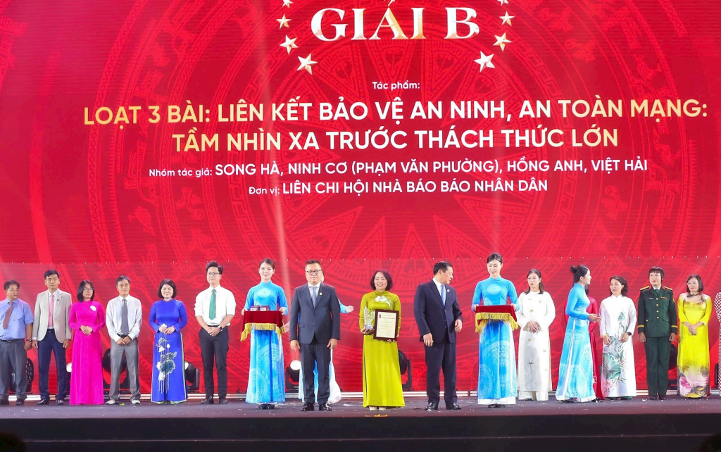 Ông Lại Xuân Môn - Phó Trưởng Ban Thường trực Ban Tuyên giáo và Dân vận Trung ương và ông Lê Quốc Minh - Tổng Biên tập Báo Nhân Dân, Phó Trưởng Ban Tuyên giáo và Dân vận Trung ương, Chủ tịch Hội Nhà báo Việt Nam