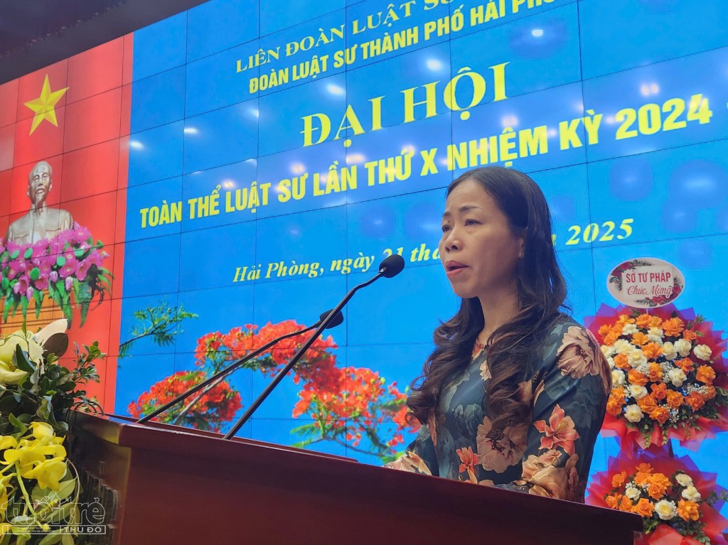 Bà Nguyễn Kim Hoa - Phó cục trưởng Cục Bổ trợ tư pháp phát biểu tại Đại hội