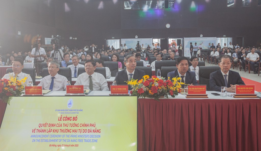 Quanh cảnh tại lễ công bố