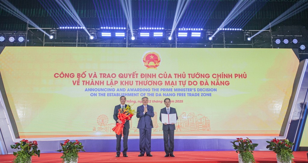 Phó Thủ tướng Thường trực Chính phủ Nguyễn Hòa Bình trao quyết định thành lập Khu thương mại tự do Đà Nẵng.