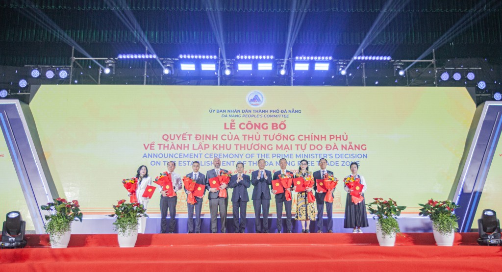 Trao biên bản ghi nhớ cho các nhà đầu tư.