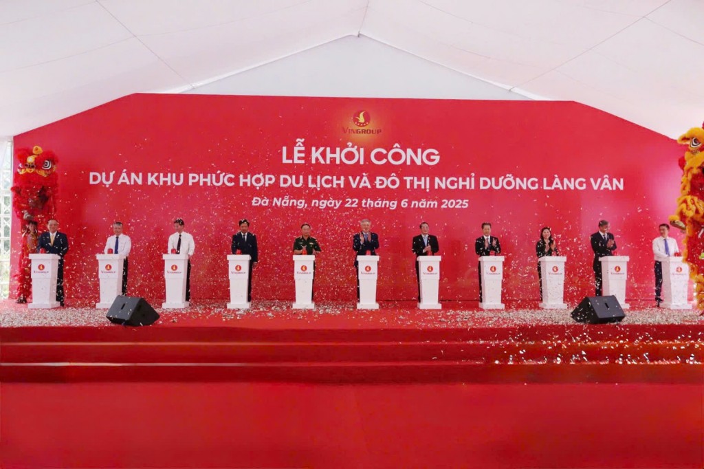 Phó Thủ tướng thường trực Nguyễn Hoà Bình cùng các đại biểu bấm nút khởi công Khu phức hợp Du lịch và Đô thị Nghỉ dưỡng Làng Vân.