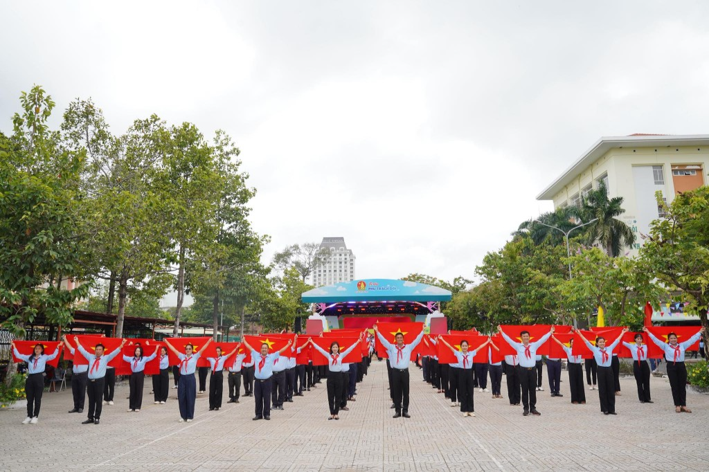 Hơn 300 phụ trách Đội đồng diễn xác lập Kỷ lục Việt Nam