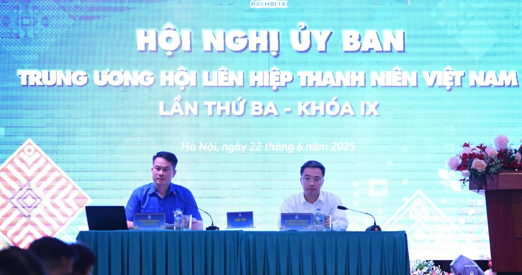 Anh Nguyễn Tường Lâm, Bí thư Trung ương Đoàn, Chủ tịch Trung ương Hội LHTN Việt Nam và anh Nguyễn Kim Quy, Uỷ viên Ban Thường vụ Trung ương Đoàn, Phó Chủ tịch Thường trực Trung ương Hội LHTN Việt Nam chủ trì hội nghị.