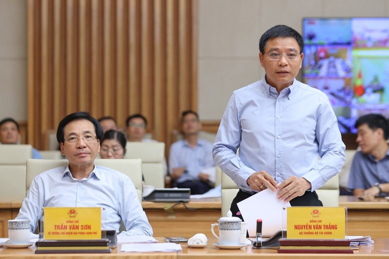 Bộ trưởng Bộ Tài chính Nguyễn Văn Thắng báo cáo tại cuộc họp - Ảnh: VGP/Nhật Bắc