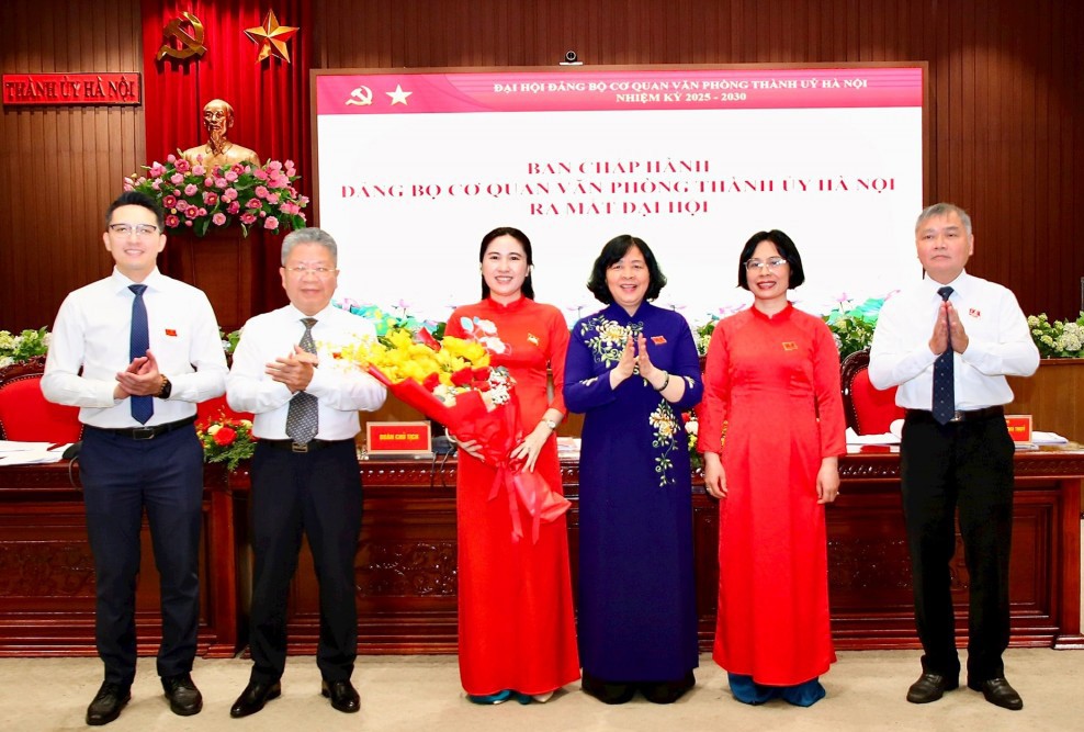 Bí thư Thành ủy Hà Nội Bùi Thị Minh Hoài tặng hoa chúc mừng Ban Chấp hành Đảng bộ cơ quan Văn phòng Thành ủy Hà Nội nhiệm kỳ 2025-2030
