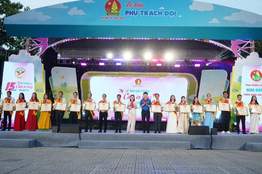 Vinh danh 80 Tổng phụ trách Đội đạt Giải thưởng “Cánh én hồng”