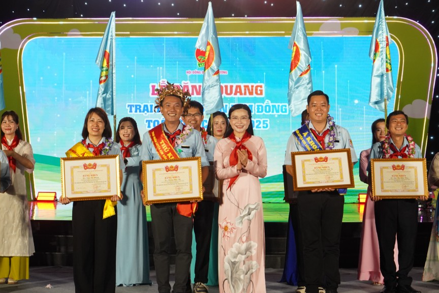 Danh hiệu Thủ khoa được trao cho anh Trịnh Ngọc Hiếu, cán bộ Nhà Thiếu nhi tỉnh Đồng Nai