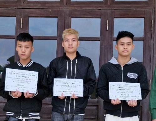 Các đối tượng Đặng Văn Chắn, Hoàng Văn Triệu, Sầm Văn Lượng bị bắt giữ tại Đồn Biên phòng Tổng Cọt.