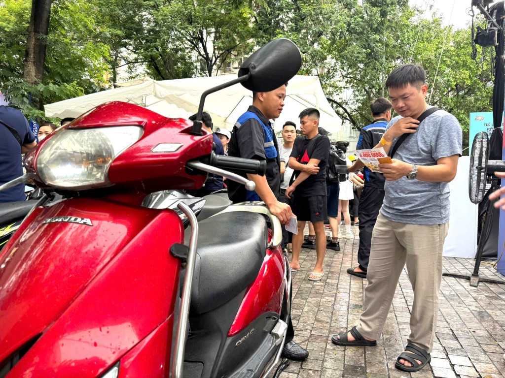 Nhiều người dân Thủ đô sẵn sàng “đổi xăng lấy điện” cùng VinFast