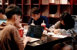 Sinh viên tốt nghiệp và lựa chọn mang tên “về hay ở”