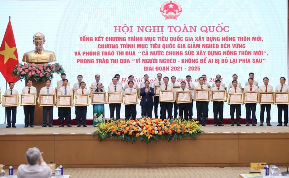 Thay mặt lãnh đạo Đảng, Nhà nước, Thủ tướng trao Huân chương Lao động hạng Ba cho 31 huyện của 12 tỉnh có thành tích nổi bật trong xây dựng nông thôn mới - Ảnh: VGP/Nhật Bắc