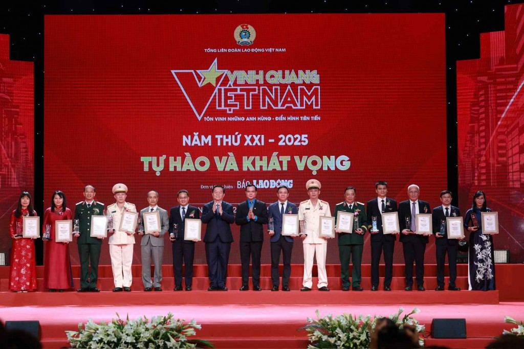 Ông Nguyễn Trọng Nghĩa - Ủy viên Bộ Chính trị, Bí thư Trung ương Đảng, Trưởng ban Tuyên giáo và Dân vận Trung ương và ông Nguyễn Đình Khang, Ủy viên BCH Trung ương Đảng, Chủ tịch Tổng Liên đoàn Lao động Việt Nam trao Biểu trưng Vinh quang Việt Nam cho các tập thể được vinh danh. Ảnh: Hải Nguyễn
