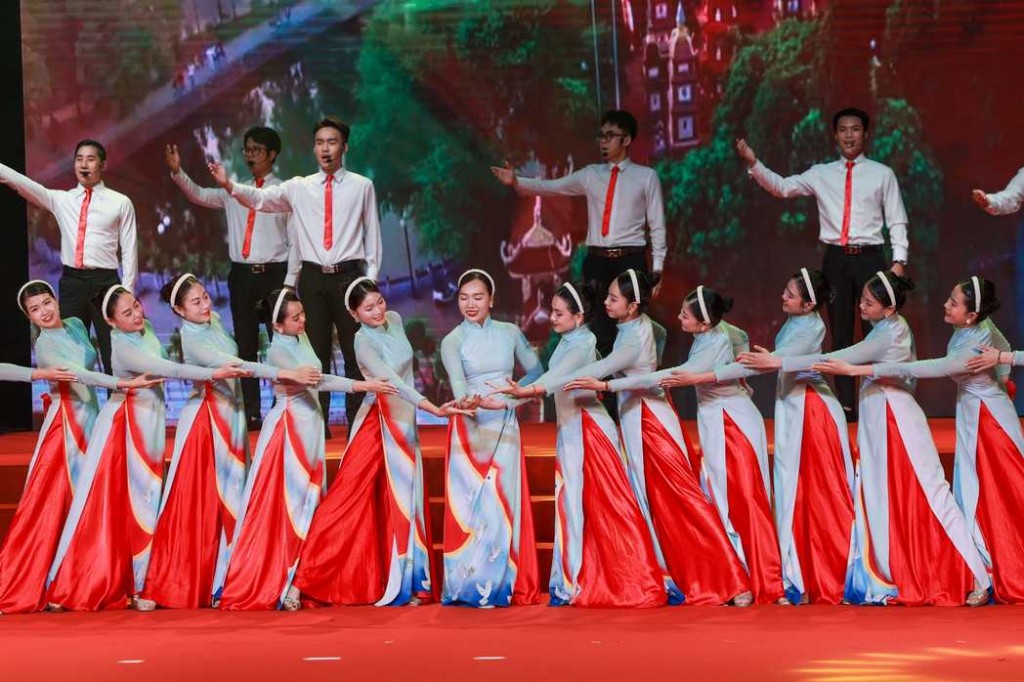 Các tiết mục ca múa nhạc ca ngợi tình yêu quê hương đất nước